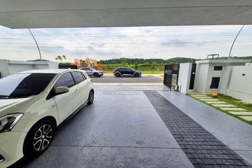 The Eight 2, Elmina Green (Phase A)