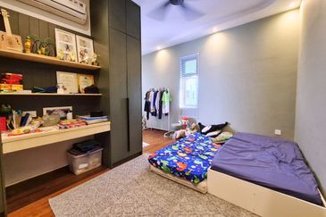 The Eight 2, Elmina Green (Phase A)