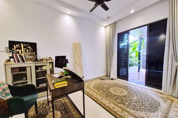 The Eight 2, Elmina Green (Phase A)