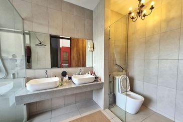 The Eight 2, Elmina Green (Phase A)