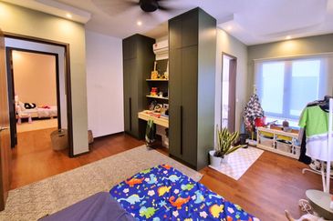 The Eight 2, Elmina Green (Phase A)