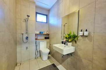 The Eight 2, Elmina Green (Phase A)