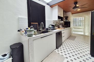 The Eight 2, Elmina Green (Phase A)