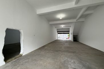 Two Adjoining Unit G-Floor Shop/Office at Jalan TPK Park, Puchong.