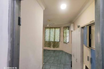 TAMAN AMAN, BATU GAJAH