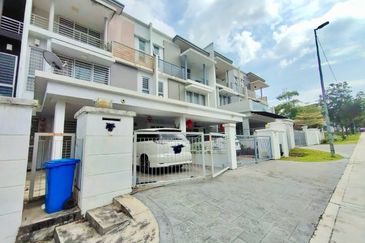 ❗️Facing open, fully renovated and extended, partialy furnished 2.5 storey house for sale in Sunway Alam Suria❗️