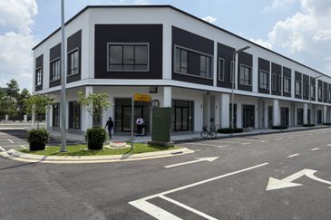 Eco Avenue 2 Eco Tropics 2Sty shop office to rent