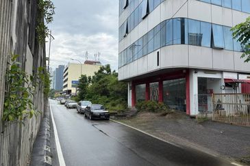  Jalan Tun Abdul Razak Susur 2  Four-sty Office tower for rent