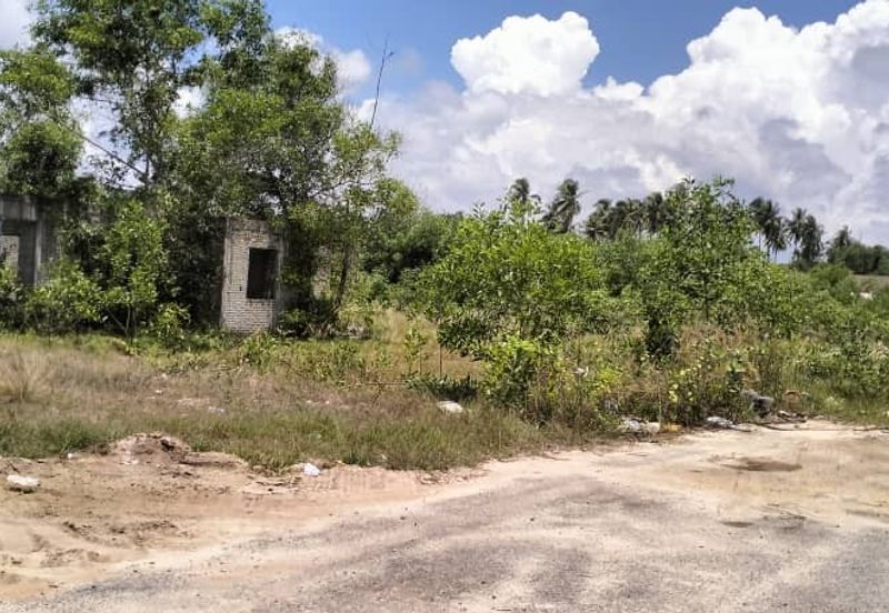 TANAH & RUMAH SEPARUH SIAP UNTUK DIJUAL DI RTB KAMPUNG MERTAU, TITIAN BERAYUN, KIJAL, KEMAMAN, TERENGGANU