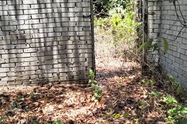 TANAH & RUMAH SEPARUH SIAP UNTUK DIJUAL DI RTB KAMPUNG MERTAU, TITIAN BERAYUN, KIJAL, KEMAMAN, TERENGGANU