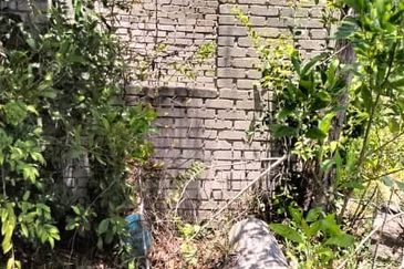 TANAH & RUMAH SEPARUH SIAP UNTUK DIJUAL DI RTB KAMPUNG MERTAU, TITIAN BERAYUN, KIJAL, KEMAMAN, TERENGGANU