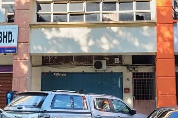 RUMAH KEDAI 2 TINGKAT UNTUK DIJUAL DI PUSAT DAGANGAN GEBENG, KUANTAN, PAHANG