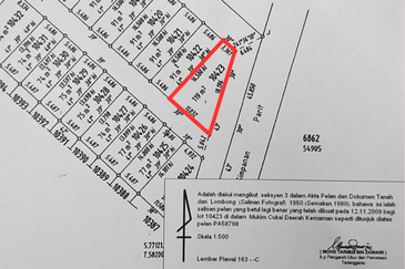 RUMAH TERES (END LOT) UNTUK DIJUAL DI TAMAN DESA SENTOSA, JABUR KUBUR, KEMAMAN, TERENGGANU