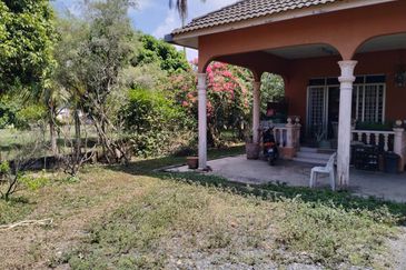 RUMAH BANGLO SETINGKAT UNTUK DIJUAL DI L 31-1, PT 4303, SURA HUJUNG, DUNGUN, TERENGGANU