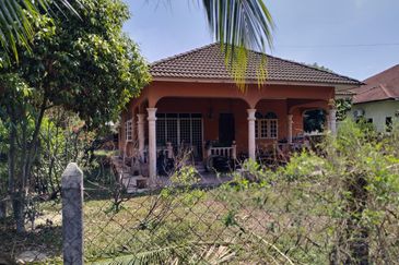RUMAH BANGLO SETINGKAT UNTUK DIJUAL DI L 31-1, PT 4303, SURA HUJUNG, DUNGUN, TERENGGANU