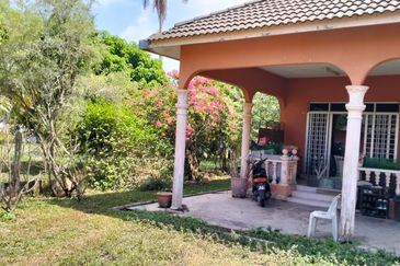 RUMAH BANGLO SETINGKAT UNTUK DIJUAL DI L 31-1, PT 4303, SURA HUJUNG, DUNGUN, TERENGGANU