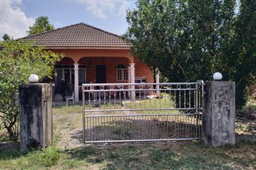 RUMAH BANGLO SETINGKAT UNTUK DIJUAL DI L 31-1, PT 4303, SURA HUJUNG, DUNGUN, TERENGGANU