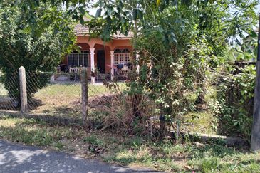 RUMAH BANGLO SETINGKAT UNTUK DIJUAL DI L 31-1, PT 4303, SURA HUJUNG, DUNGUN, TERENGGANU