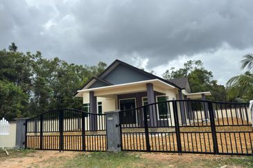 RUMAH BANGLO UNTUK DIJUAL DI KAMPUNG PELAM, TELEMONG, TERENGGANU