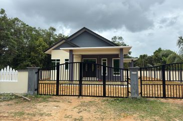 RUMAH BANGLO UNTUK DIJUAL DI KAMPUNG PELAM, TELEMONG, TERENGGANU