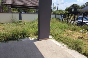 RUMAH BANGLO UNTUK DIJUAL DI KAMPUNG PELAM, TELEMONG, TERENGGANU