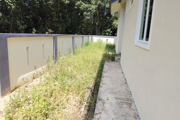 RUMAH BANGLO UNTUK DIJUAL DI KAMPUNG PELAM, TELEMONG, TERENGGANU