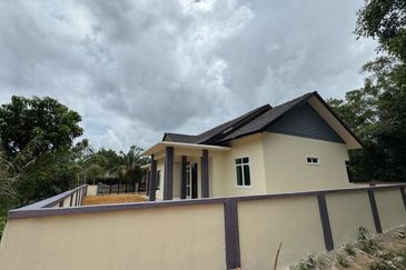 RUMAH BANGLO UNTUK DIJUAL DI KAMPUNG PELAM, TELEMONG, TERENGGANU