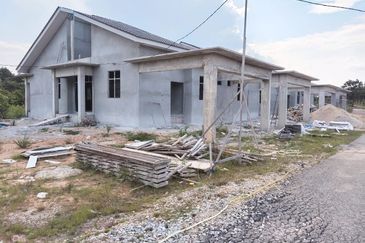 4 UNIT RUMAH SEMI D UNTUK DIJUAL DI SEBELAH TAMAN SRI BAYU, TAMAN MUNAWARRAH, BATU 3, BINJAI, KEMAMAN, TERENGGANU
