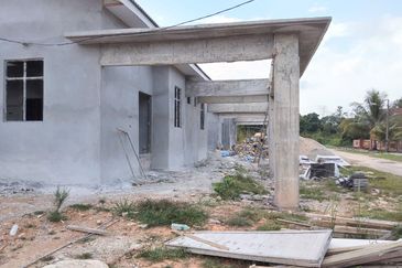 4 UNIT RUMAH SEMI D UNTUK DIJUAL DI SEBELAH TAMAN SRI BAYU, TAMAN MUNAWARRAH, BATU 3, BINJAI, KEMAMAN, TERENGGANU