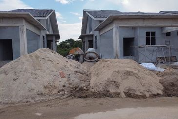 4 UNIT RUMAH SEMI D UNTUK DIJUAL DI SEBELAH TAMAN SRI BAYU, TAMAN MUNAWARRAH, BATU 3, BINJAI, KEMAMAN, TERENGGANU