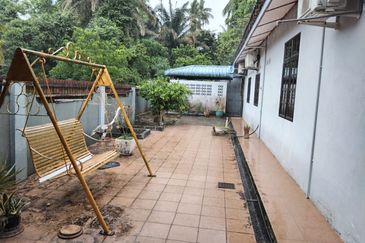 RUMAH TERES (CORNER LOT) UNTUK DIJUAL DI NO 6460, LORONG PULAI 1, BATU 2, JALAN AIR PUTIH, KEMAMAN, TERENGGANU