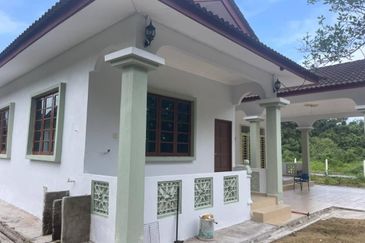 RUMAH BANGLO SETINGKAT UNTUK DIJUAL DI KAMPUNG SEBERANG, BUKIT PAYUNG, MARANG, TERENGGANU