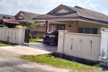 RUMAH BANGLO SETINGKAT UNTUK DIJUAL DI 7443, TAMAN ALAMANDA 1, BANDAR BARU BUKIT MENTOK, CHUKAI, KEMAMAN, TERENGGANU