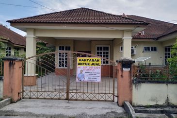 RUMAH SEMI D UNTUK DIJUAL DI NO 15294, TAMAN PENGKALAN PANDAN 2, CHUKAI, KEMAMAN, TERENGGANU
