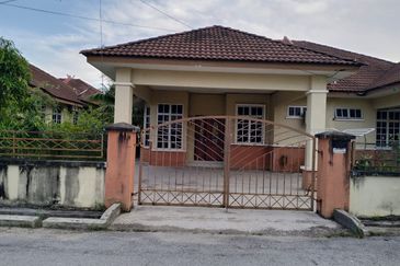 RUMAH SEMI D UNTUK DIJUAL DI NO 15294, TAMAN PENGKALAN PANDAN 2, CHUKAI, KEMAMAN, TERENGGANU