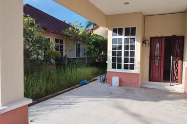 RUMAH SEMI D UNTUK DIJUAL DI NO 15294, TAMAN PENGKALAN PANDAN 2, CHUKAI, KEMAMAN, TERENGGANU