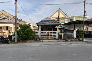 RUMAH SEMI D 2 TINGKAT UNTUK DIJUAL DI 4706, TAMAN JAKAR JAYA (BELAKANG MAYBANK), CHUKAI, KEMAMAN, TERENGGANU