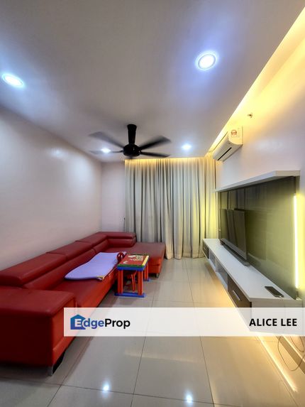 Univ 360 Partially Furnished Condominium with Built in Kitchen Cabinets Ready to Move in 2R2B 2 Carparks Low Floor , Selangor, Seri Kembangan