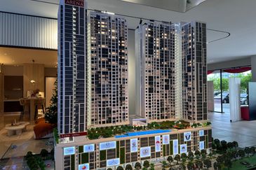 Freehold,2-3bed,Free Kitchen Kabinet ,Aircond , Water Heater & Legal fees,0% deposit,below market pz