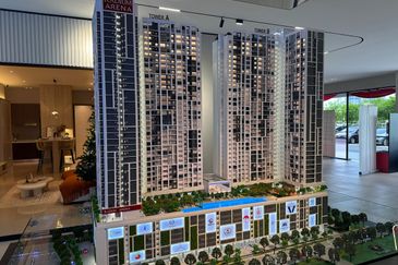 Freehold,2-3bed,Free Kitchen Kabinet ,Aircond , Water Heater & Legal fees,0% deposit,below market pz