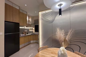 Freehold,2-3bed,Free Kitchen Kabinet ,Aircond , Water Heater & Legal fees,0% deposit,below market pz