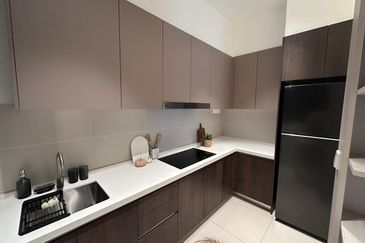 Freehold,2-3bed,Free Kitchen Kabinet ,Aircond , Water Heater & Legal fees,0% deposit,below market pz