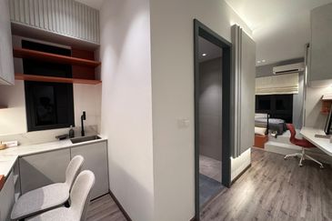 Freehold,2-3bed,Free Kitchen Kabinet ,Aircond , Water Heater & Legal fees,0% deposit,below market pz