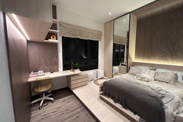 Freehold,2-3bed,Free Kitchen Kabinet ,Aircond , Water Heater & Legal fees,0% deposit,below market pz