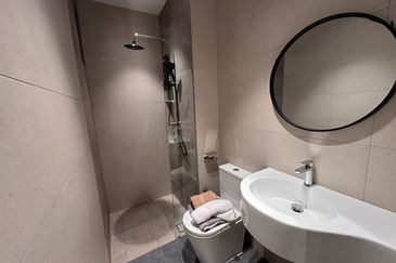 Freehold,2-3bed,Free Kitchen Kabinet ,Aircond , Water Heater & Legal fees,0% deposit,below market pz