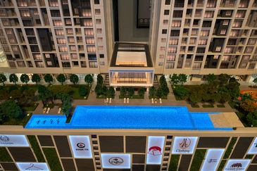 Freehold,2-3bed,Free Kitchen Kabinet ,Aircond , Water Heater & Legal fees,0% deposit,below market pz