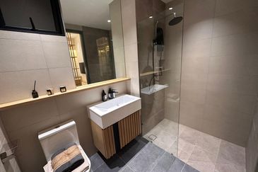 Freehold,2-3bed,Free Kitchen Kabinet ,Aircond , Water Heater & Legal fees,0% deposit,below market pz