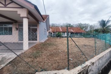 BELOW BANK VALUE Freehold Corner Single Storey Terrace House Taman Bidara Emas, Masjid Tanah For Sale