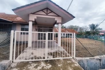 BELOW BANK VALUE Freehold Corner Single Storey Terrace House Taman Bidara Emas, Masjid Tanah For Sale