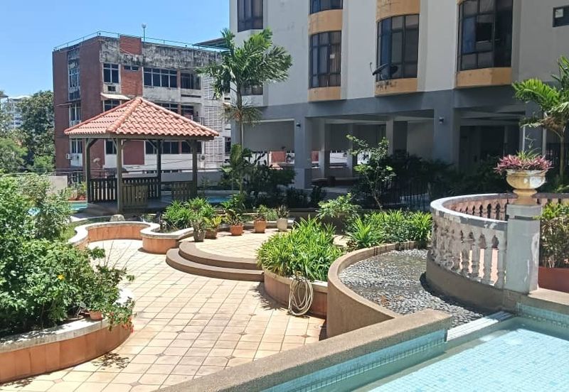 Straits Court Condominium Pasir Emas